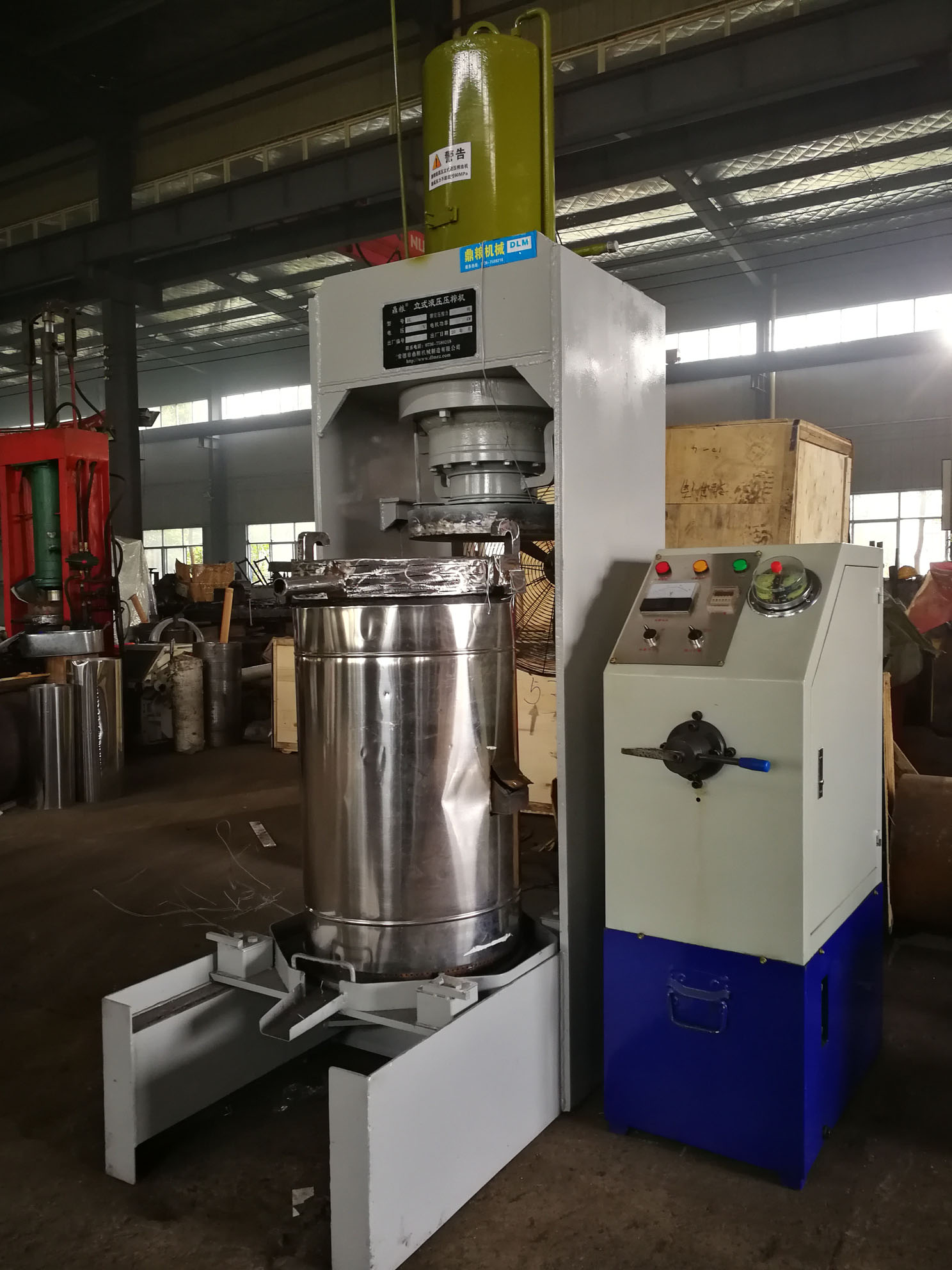 不銹鋼超高壓立式液壓壓榨機(jī)，果汁壓榨機(jī)，果渣壓榨機(jī)，藥材壓榨，油渣處理，白土壓榨